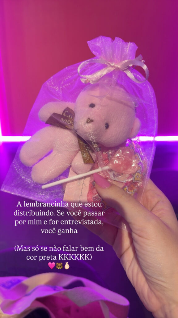 imagem | estilo | comunicação visual | ursinho | chaveiro de ursinho | ursinho rosa | identidade visual rosa | personal styling | marketing pessoal | assinatura de estilo | posicionamento | rosa | consultoria A.D.E. | gift A.D.E.
