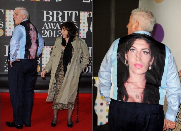 Brit Awards: pai de Amy Winehouse homenageia a cantora com estampa na camisa