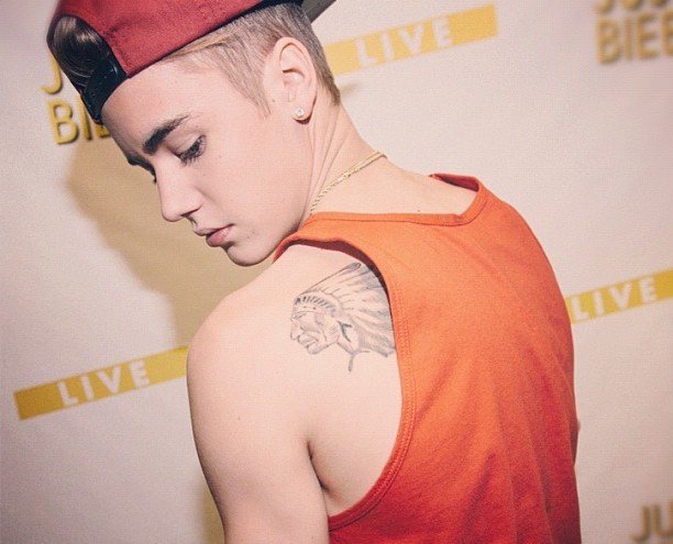 entretenimento | celebridades | fofocas de celebridades | Justin Bieber | Justin Bieber é flagrado fumando maconha | Justin Bieber tatua índio | nova tatuagem de Justin Bieber | notícias sobre Justin Bieber | Justin Bieber fuma maconha