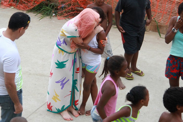 Lady Gaga no Brasil | entretenimento | celebridades | Lady Gaga | Lady Gaga no Brasil | Lady Gaga visita favela no Brasil | Lady Gaga chega ao Brasil para shows