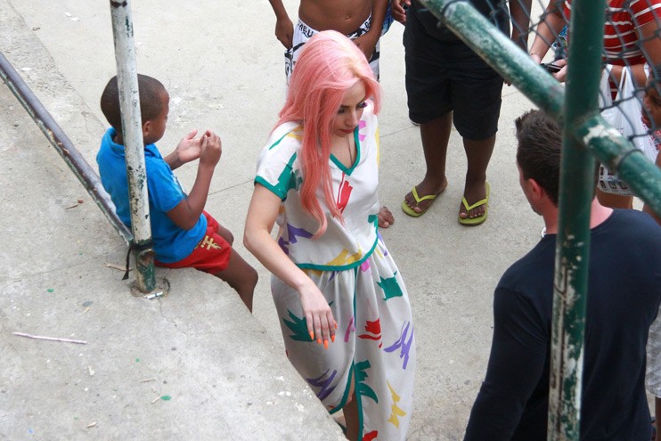 Lady Gaga no Brasil | entretenimento | celebridades | Lady Gaga | Lady Gaga no Brasil | Lady Gaga visita favela no Brasil | Lady Gaga chega ao Brasil para shows