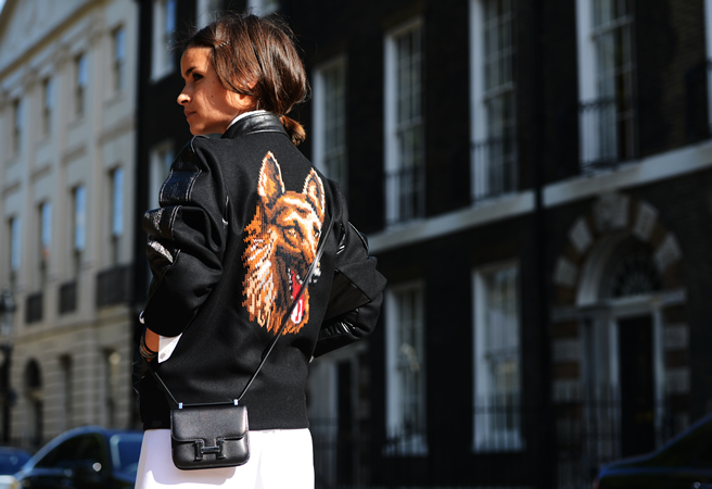 animal print, casaco esportivo, streetstyle, semanas de moda internacionais, look com jaqueta de couro, estampa de face de animal