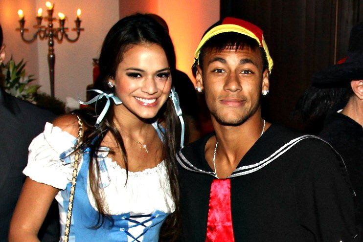 entretenimento | celebridades | fofocas de celebridades | eventos | aniversário | festa de aniversário do cantor Thiaguinho | Neymar e Bruna Marquezine vão a festa de aniversário do cantor Thiaguinho | assédio dos paparazzos irrita Neymar | Neymar se abor