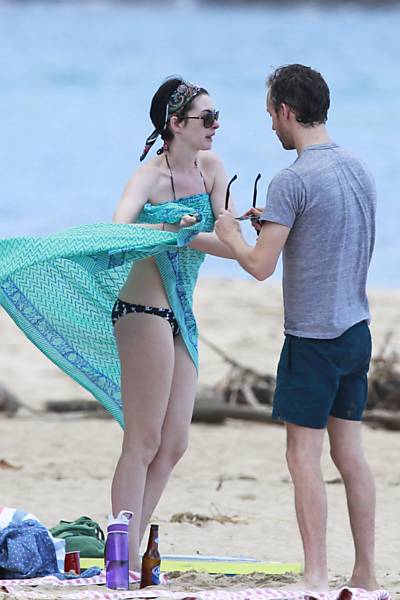 blog de moda | beleza | sobre beleza | celebridades | famosas | Anne Hathaway | Anne Hathaway se afoga no Havaí | fofocas de celebridades