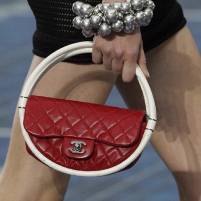 Bolsa-bambolê da Chanel ganha versão mini | moda | acessórios | sapatos | Chanel | hula hoop bag | bolsa bambolê da Chanel | semanas de moda internacionais | fashion weeks | streetstyle | estilo | colar | estampas | tendências verão 2013