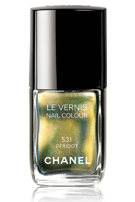 beleza | unhas | esmaltes | Chanel | esmalte dourado | unhas com esmalte dourado | Chanel Le Vernis Nail Colour in Peridot | novo esmalte da Chanel | unhas para o verão 2013 | aposta de esmaltes para o verão 2013 | Dourado, metálico e espelhado