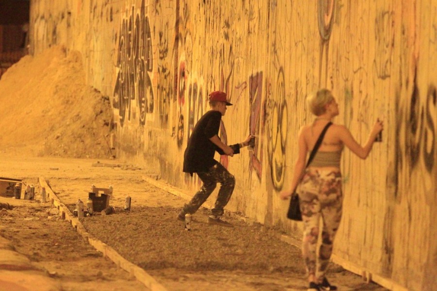 blog de moda | entretenimento | música | cantores | famosos | Justin Bieber | Justin Bieber no Rio de Janeiro | Justin Bieber no Brasil | Justin Bieber no Rio de Janeiro | Justin Bieber grafita muro em São Conrado