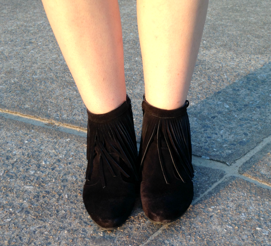 moda | moda 2014 | moda inverno 2014 | bota com franjas | look com bota de franjas | cardigan | t-shirt | estampa de caveira | bota com franja e cano curto | óculos de sol