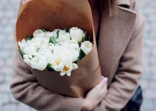 relacionamento | dia internacional da mulher | dia da mulher | romantismo | mandar flores | sobre ganhar flores | significado do romantismo